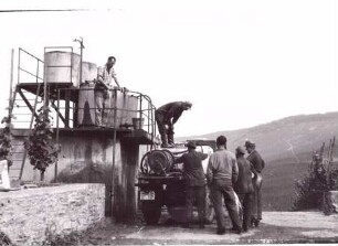 Foto Winzer mit Hochbehälter im Weinberg