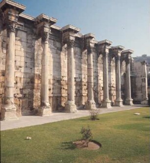 Athen. Hadrians-Bibliothek. Hauptfassade mit vorgelagerter Säulenreihe. Ott9