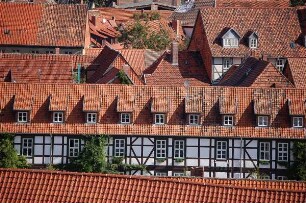Quedlinburg - Fachwerkhäuser : Blick vom Schlossberg auf Dächer der Altstadt, aufgenommen 2006 in Quedlinburg