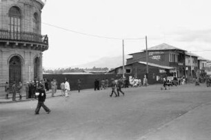 Straßenszene : Menschen auf einer Geschäftsstraße in Addis Abeba