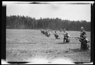 bei Fröttmaning (Stadt München): Soldaten der 3. Eskadron mit Pickelhaube und angelegtem Gewehr im Feld kniend (Seitansicht)