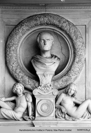 Kamin : Büste des Charles Fourier flankiert von Veritas und Justitia