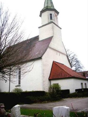 Kirche von Nordnordwesten über Langhaus (1760 Neubau auf Frühgotischem Vorgänger) mit Dachtürmchen (Glockenturm) in Übersicht