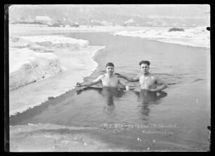 Schwimmer im teilweise zugefrorenen Main
