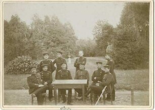 Gruppenbild vom Schiessplatz Lammsdorf, Offiziere (zehn Personen), unter ihnen Max von Fabeck, General, um einen Tisch teils stehend, teils sitzend, im Hintergrund Wald