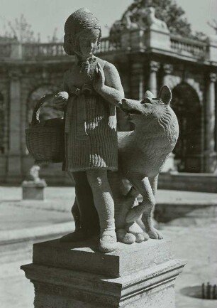 Märchenbrunnen: Rotkäppchen