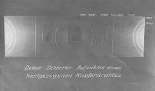 Debye-Scherrer-Aufnahme eines hartgezogenen Kupferdrahtes (Kaiser-Wilhelm-Institut) : Technikgeschichte | Stoffkunde und Materialprüfung | Stoffkunde | Metallographie | Die Arbeitsmethoden der Metallographie