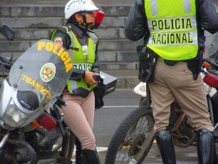 Lima - Motorisierte Verkehrspolizei : Verkehrspolizisten stehen mit ihren Motorrädern auf der Plaza de Armas im Zentrum der Hauptstadt vor dem Präsidentenpalast. Aufgenommen am 27. August 2011 in Lima
