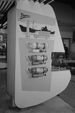 Ansicht einer Ausstellungsvitrine des Feuerlöscherherstellers Pyrex