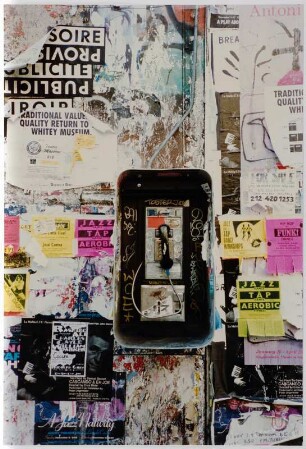 Öffentliches Telefon an einer Plakatwand