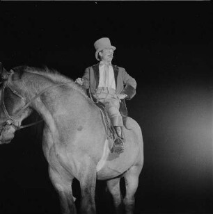 Adi Graeber als Prinzipal Adolfo Bombinelli zu Pferd