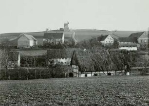Großhennersdorf, Blick über den Ort auf Bockwindmühle und Basaltbruch