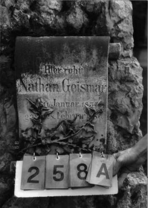 Grabstein 258 (Index: 100089755) Material: grauer Stein und Marmorplatte Maße HxBxT: 147x84x54 cm: Grabstein 258A