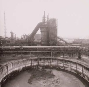 Böhlen, Petrolchemisches Kombinat : Böhlen, Petrolchemisches Kombinat "Otto Grotewohl". Teil der Gasometertasse gegen Fackelgerüst der Schwefelgewinnung und Winkler-Gasgenerator
