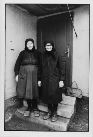 Zwei alte Frauen vor einem Hauseingang