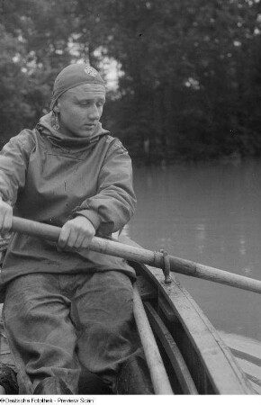 Helfer in einem Boot