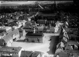 Neubrandenburg, Marktplatz mit Rathaus und Palais