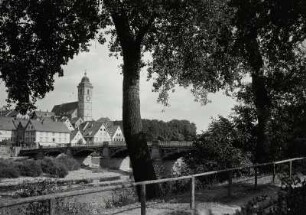 Nürtingen, Stadtansicht : Nürtingen. Stadtansicht mit Stadtkirche St. Laurentius. Blick über den Neckar mit Straßenbrücke nach Südosten