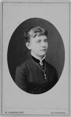Junges Mädchen im Oval : Junges Mädchen mit Kreuzkette. Brustbild im Oval. Fotografie (Carte-de-visite mit Atelieraufdruck verso) von Robert Lanzendorf in Altenburg