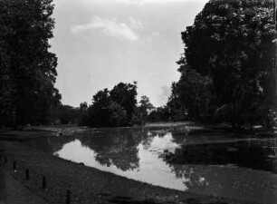 Teich : Ein Teich, vielleicht in einem Park.