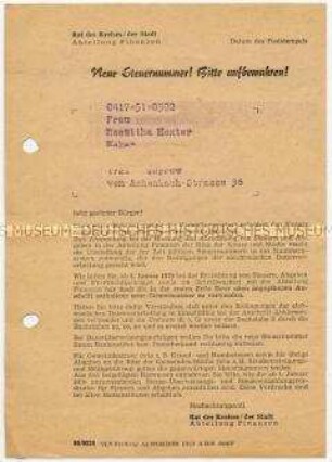 Amtliches Schreiben zur Vergabe von neuen Steuernummern ab 1. Januar 1970, beigelegt Postkarte mit neuer Steuernummer - Personenkonvolut