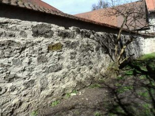 Altheim-Evangelische Kirche-Kirchhof im Nordnordosten mit Kirchhofmauer im Verlauf nach Osten (Wehrgang im 18 Jh abgetragen)-Werksteine im Mauersteinverband