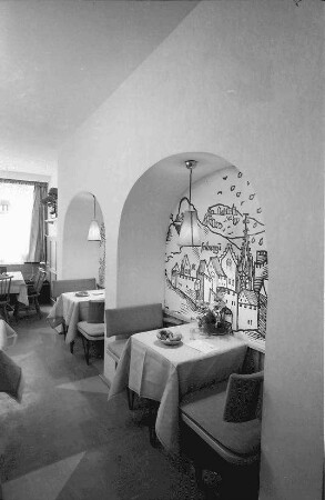 Freiburg: Gasthaus zum Goldenen Engel; Innenansicht; Nischenbogen; zwei am Fenster