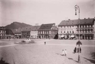 Tetschen, Markt : Tetschen (Decin/Tschechische Republik). Markt. Blick nach Nordosten über den Marktbrunnen zum Leopoldsberg