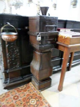 Langhaus Innen-Opferstock aus Holz mit Eisenbeschlägen sowie Weihwassergefäß (Barocke Manier 18 Jh)
