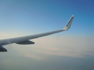 Tragfläche einer Boeing 737 : Blick auf die Tragfläche einer Boeing 737 der irischen Fluggesellschaft Ryanair. Aufgenommen am 4. August 2011
