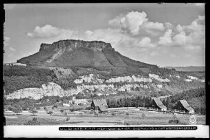 Blick auf Lilienstein mit Siedlung Königstein und Naturfreundeheim