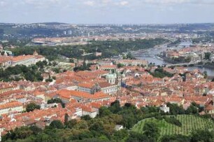 Stadtübersicht von Prag : Stadtübersicht vom Aussichtsturm auf dem Laurenziberg. Aufgenommen in Prag am 31. Juli 2009