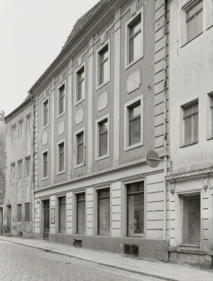 Wohnhaus mit Laden