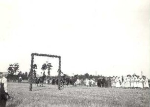 Erntebrauch in Kunersdorf : Gesellschaftliche Volkskultur - Herbst. Ort: Kósobuz / Kunersdorf. Hahnrupfen (lapanje kokota).