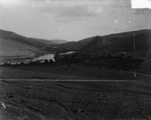 Am Fluss : Ebene Landschaft an einem Fluss mit einem Zeltlager an einem Berg im Hintergrund