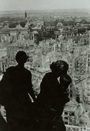 Dresden. Blick vom Rathausturm mit Skulptur nach Norden über die zerstörte Innenstadt zur Kunstakademie
