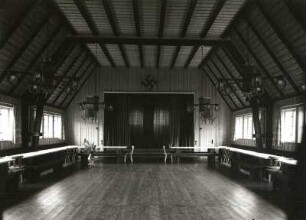 Dorfhaus in Tellerhäuser : Dorfgemeinschaftshaus in Tellerhäuser. Inneres, Saal, Blick von der Galerie zur Bühne