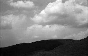 Vogtsburg, Pass: Blick vom Pass auf den Schwarzwald, Kahler Bergrücken mit Wolken