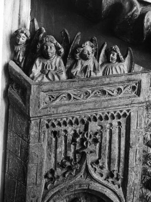 Weltgericht (angeblich Rückwand eines Altares) : Weltgericht (angeblich Rückwand eines Altares). Holz, geschnitzt (1486/1500). Detail mit Engeln als Zuschauer. Klagenfurt: Landesmuseum für Kärnten