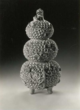 Dreiteilige Schneeballvase (China, 1723/1735, Regierungsperiode Yongzheng; Porzellan, plastisch belegt mit Schneeballblüten und -zweigen; Aufglasurmalerei; Höhe 39 cm; Staatliche Kunstsammlungen Dresden (SKD)