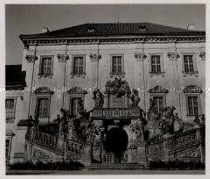 Das hunderttürmige Prag, Schloss Troja, Stiege