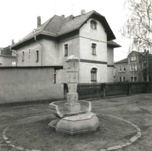 Tierbrunnen : Tierbrunnen (mit beschädigtem Becken). Stein, wohl um 1925. Dresden-Cossebaude, Bahnhofstraße 5, Hans-Grundig-Oberschule (Grundschule Cossebaude), Schulhof