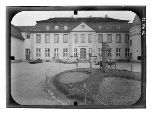 Stavenhagen, ehemaliges Schloss, heute Stadtverwaltung, erbaut um 1740. Hofansicht
