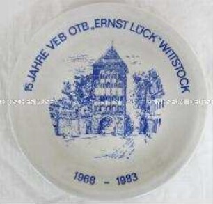 Zierteller zum 15. Jahrestag des VEB Obertrikotagenbetrieb "Ernst Lück" in Wittstock