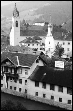 Matrei: Ort und Kirche, von der Brenner Straße