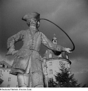 Jägerfigur des Moritzburger Schlosses, das Parforcehorn blasend