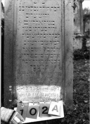 Grabstein 102 (Index: 100100384) Maße HxBxT: 152x49x25 cm: Grabstein 102A