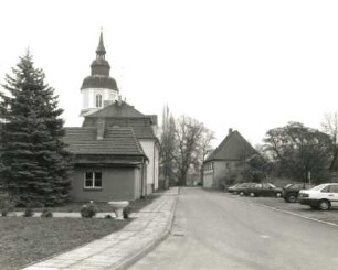 Großkmehlen, Schulstraße. Blick gegen Turm der Dorfkirche und Pfarrhaus, Nr. 1