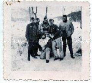 Gruppenbild von sechs Soldaten im Schnee