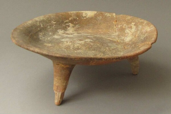 Tripod bowl made of clay